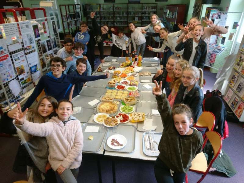 Photo repas style "auberge espagnole" au CDI pour les élèves de 6ème de l'atelier théâtre de Céline Ruiz